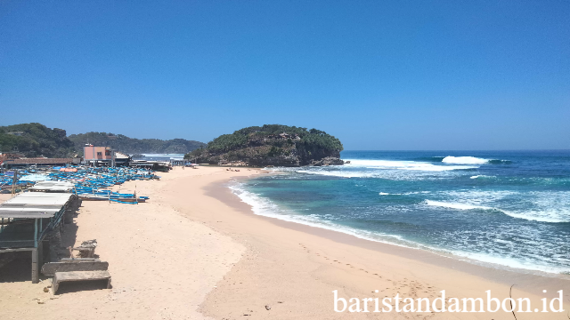 Pantai Drini: Pesona Pesisir Eksotis dengan Pulau Karang Ikonik