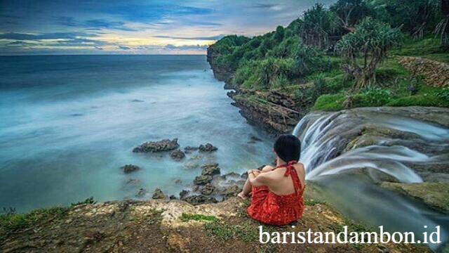 Keajaiban Pantai Jogan: Air Terjun Eksotis di Tepi Samudra